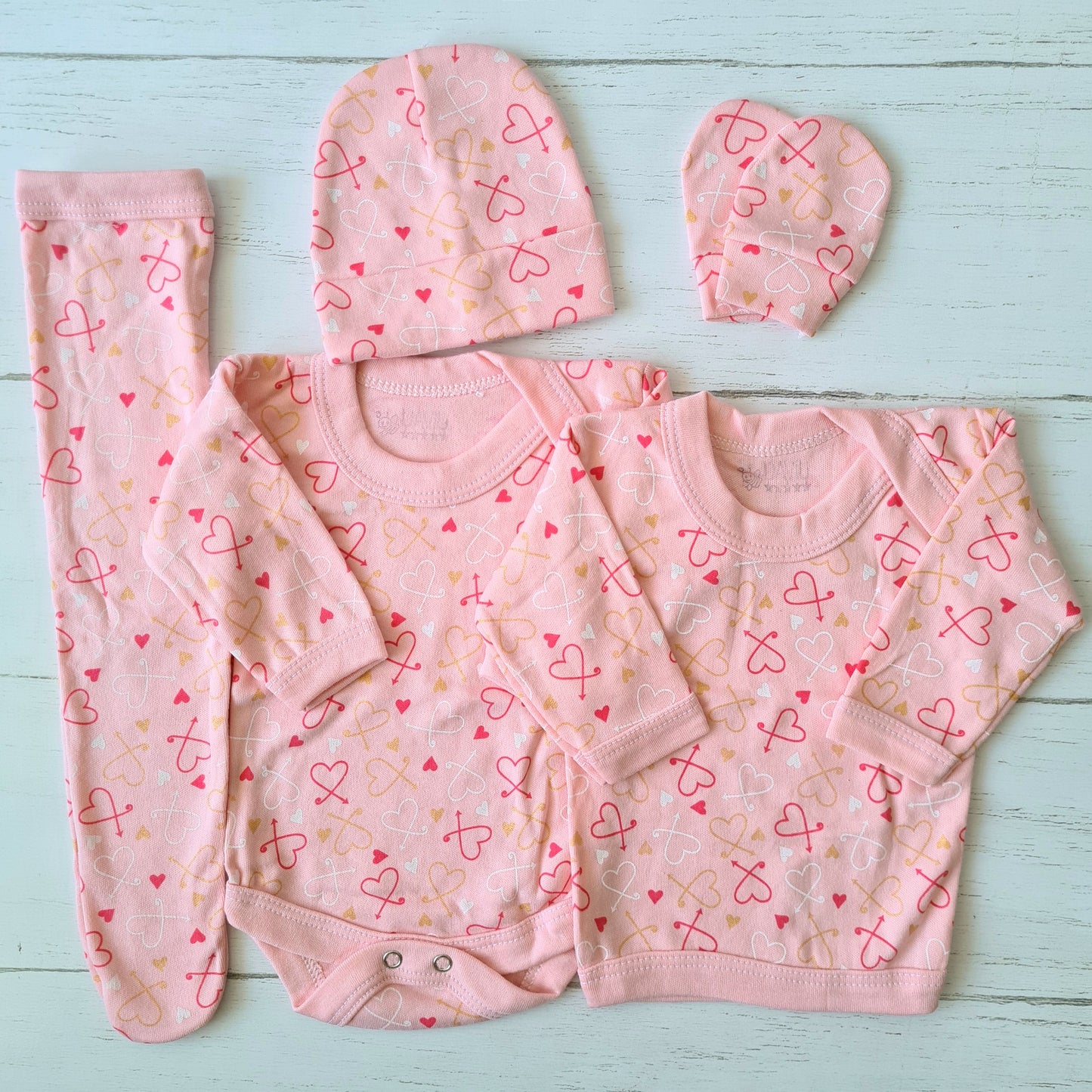 Set ajuar de 5 piezas 100% algodón para bebé - diseño rosa corazones