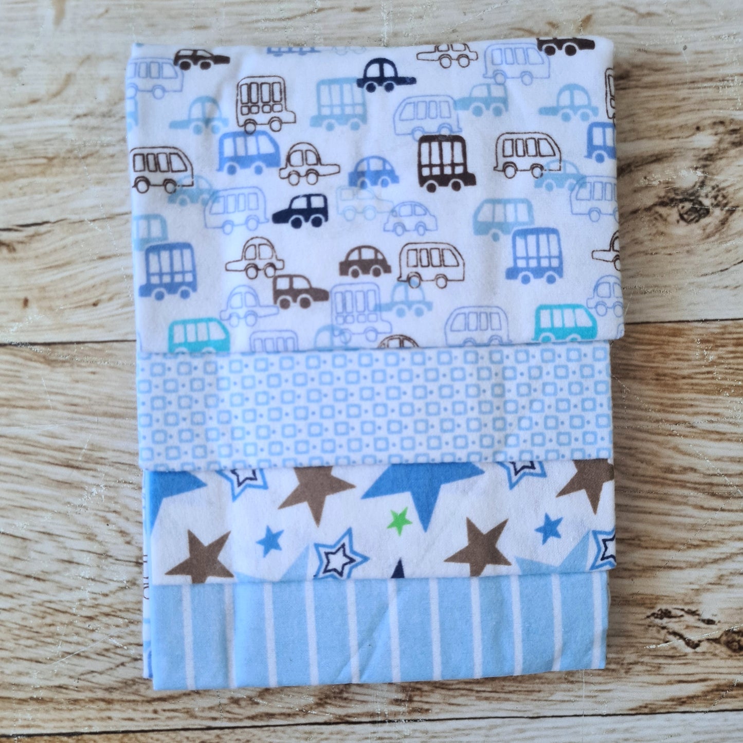 Set 4 tutos 100% algodón para bebé - diseños autitos azules